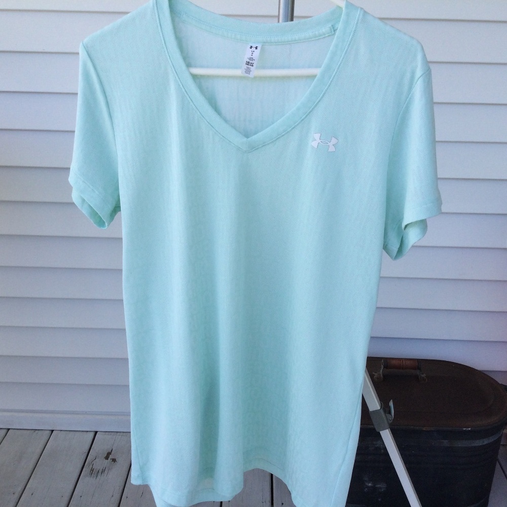 2 Women’s Under Armour Heat Gear T-Shirts, Lt Green Size Large; Gray Size Medium